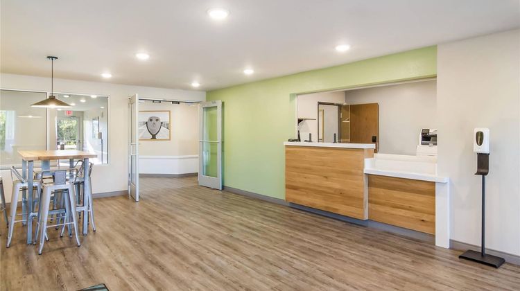 WoodSpring Suites Campfield Commons Lobby