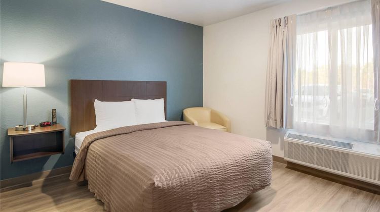WoodSpring Suites Campfield Commons Room