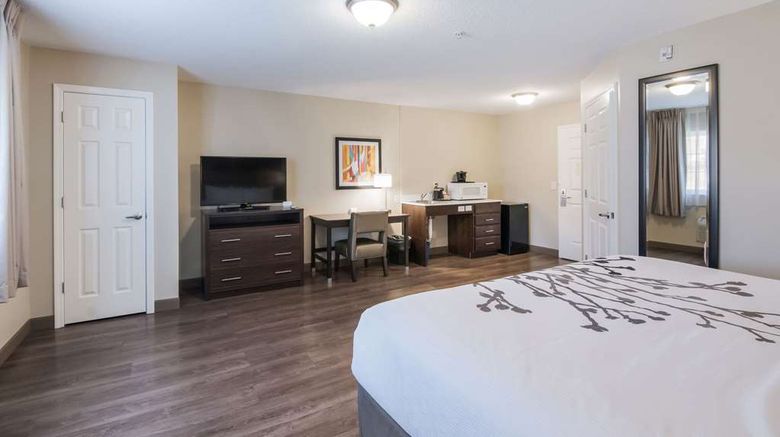 <b>Sleep Inn & Suites Columbus Suite</b>. Images powered by <a href="https://iceportal.shijigroup.com/" title="IcePortal" target="_blank">IcePortal</a>.