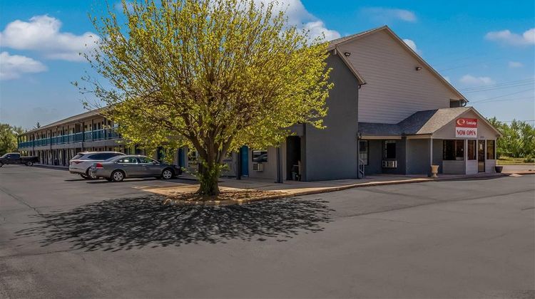 Econo Lodge Inn and Suites Enid Exterior