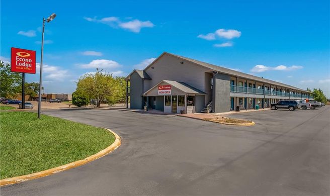 Econo Lodge Inn and Suites Enid Exterior