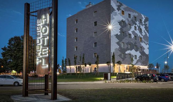 Hotel The Cube Exterior