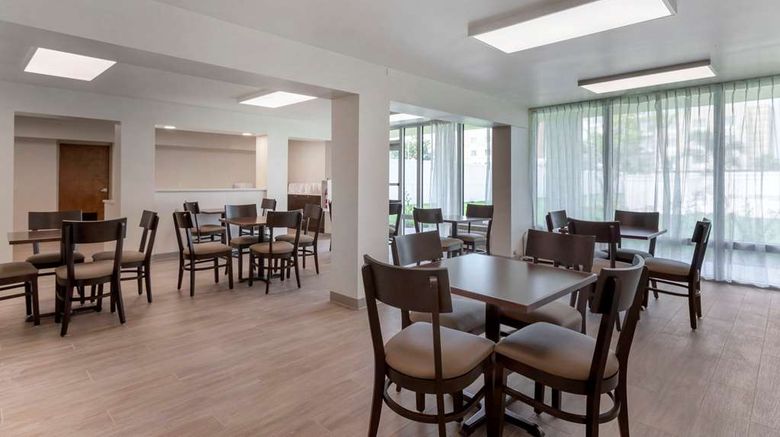 <b>Quality Inn St Petersburg Restaurant</b>. Images powered by <a href="https://iceportal.shijigroup.com/" title="IcePortal" target="_blank">IcePortal</a>.