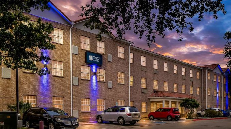 <b>MainStay Suites Addison Exterior</b>. Images powered by <a href="https://iceportal.shijigroup.com/" title="IcePortal" target="_blank">IcePortal</a>.