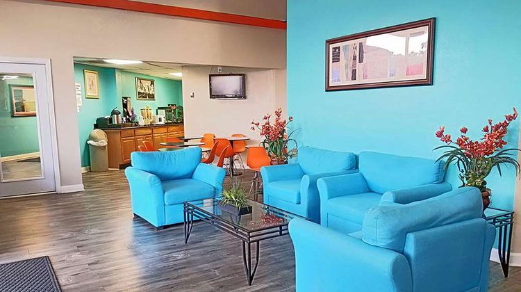 Howard Johnson by Wyndham Houston Lobby