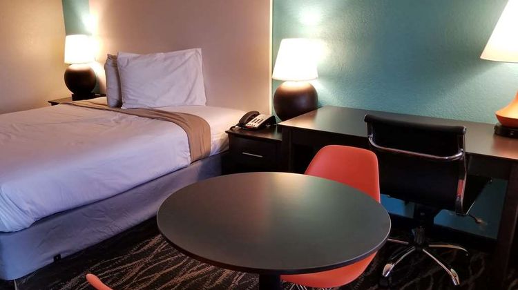 Howard Johnson by Wyndham Houston Room