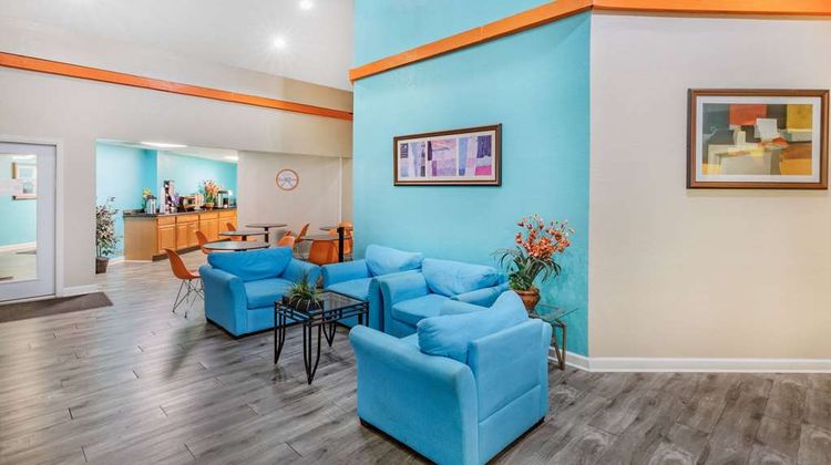 Howard Johnson by Wyndham Houston Lobby