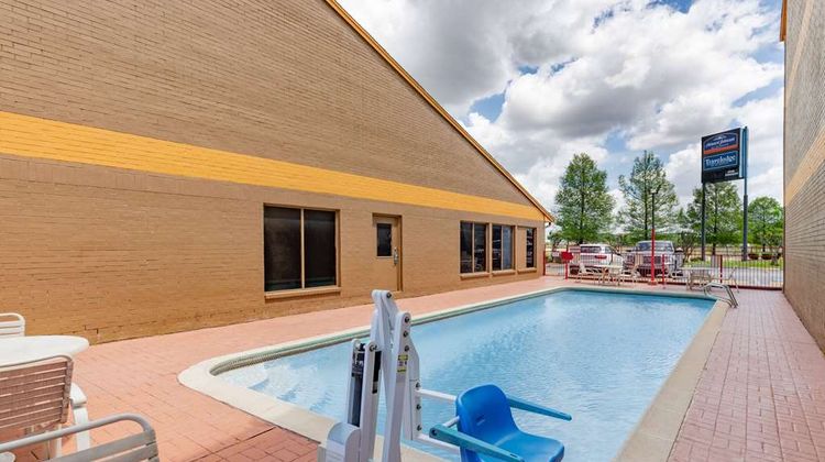 Howard Johnson by Wyndham Houston Pool