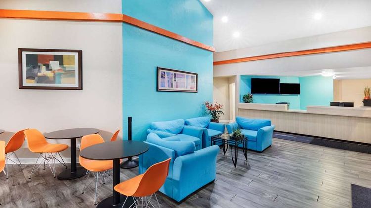 Howard Johnson by Wyndham Houston Lobby