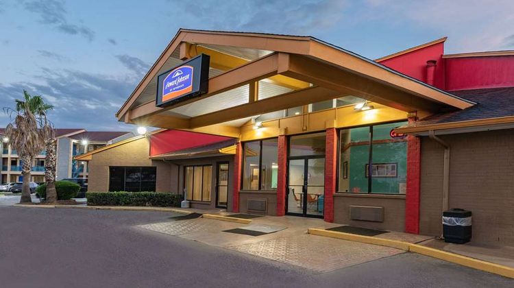 Howard Johnson by Wyndham Houston Exterior