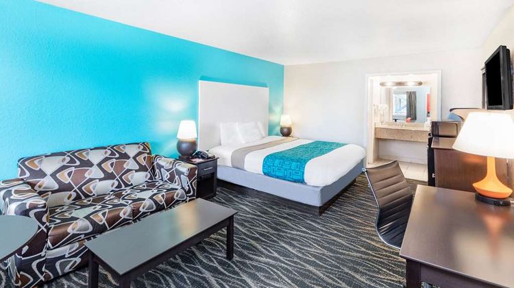 Howard Johnson by Wyndham Houston Suite