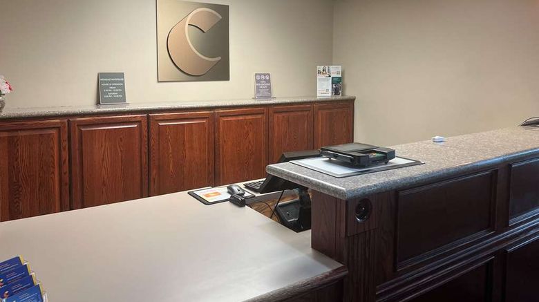 <b>Comfort Inn & Suites St Paul Northeast Lobby</b>. Images powered by <a href="https://iceportal.shijigroup.com/" title="IcePortal" target="_blank">IcePortal</a>.