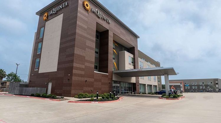 La Quinta Inn & Suites Corpus Christi SE Exterior
