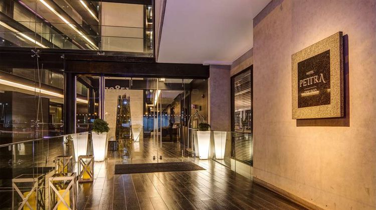 Wyndham Pettra Santiago Lobby
