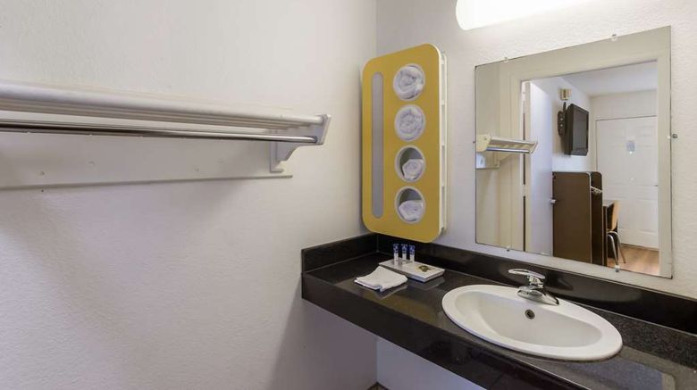 <b>Americas Best Value Inn Bowling Green Room</b>. Images powered by <a href="https://iceportal.shijigroup.com/" title="IcePortal" target="_blank">IcePortal</a>.