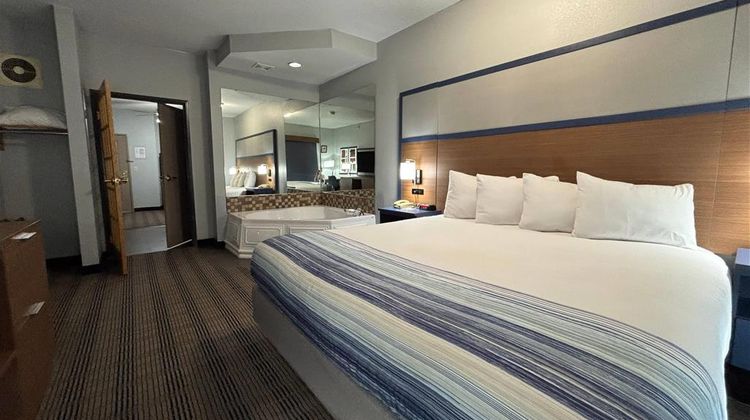 AmericInn by Wyndham Galesburg Room