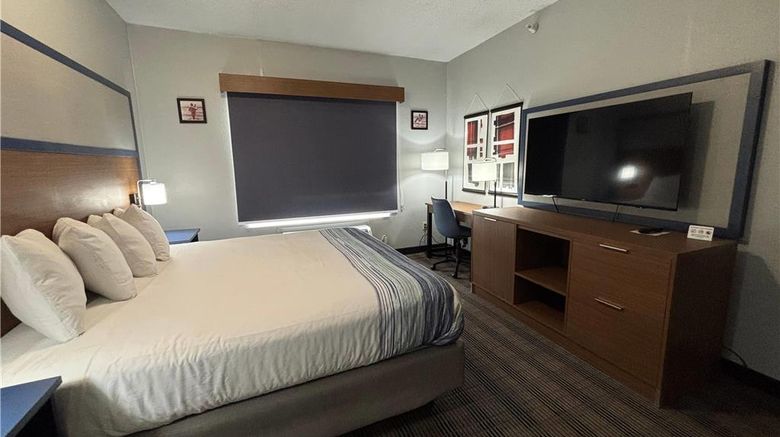 <b>AmericInn by Wyndham Galesburg Room</b>. Images powered by <a href="https://iceportal.shijigroup.com/" title="IcePortal" target="_blank">IcePortal</a>.