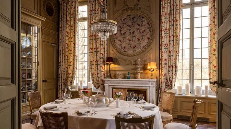 <b>La Mirande Restaurant</b>. Images powered by <a href="https://iceportal.shijigroup.com/" title="IcePortal" target="_blank">IcePortal</a>.