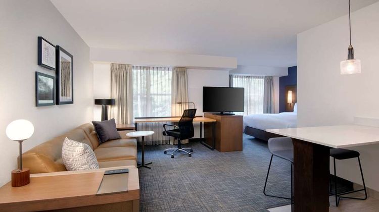 Sonesta ES Stes Atlanta North Point Mall Suite