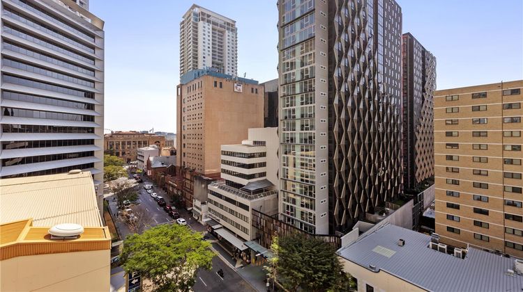 Oaks Brisbane Festival Suites Room