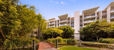 Oaks Brisbane Mews Suites Exterior