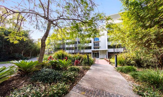 Oaks Brisbane Mews Suites Exterior