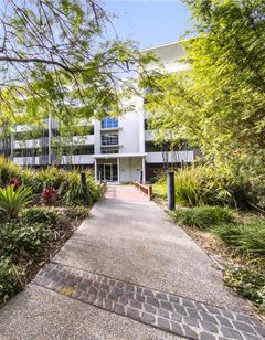 Oaks Brisbane Mews Suites