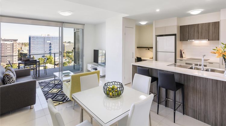 Oaks Brisbane Woolloongabba Suites Room