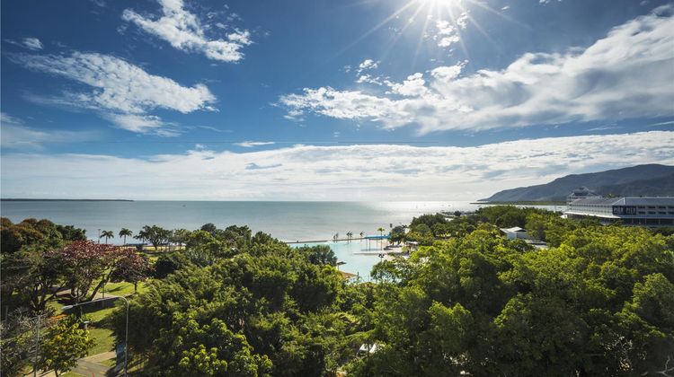 Oaks Cairns Hotel Exterior