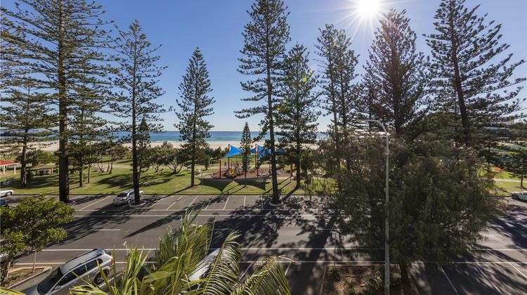Oaks Gold Coast Calypso Plaza Suites Exterior