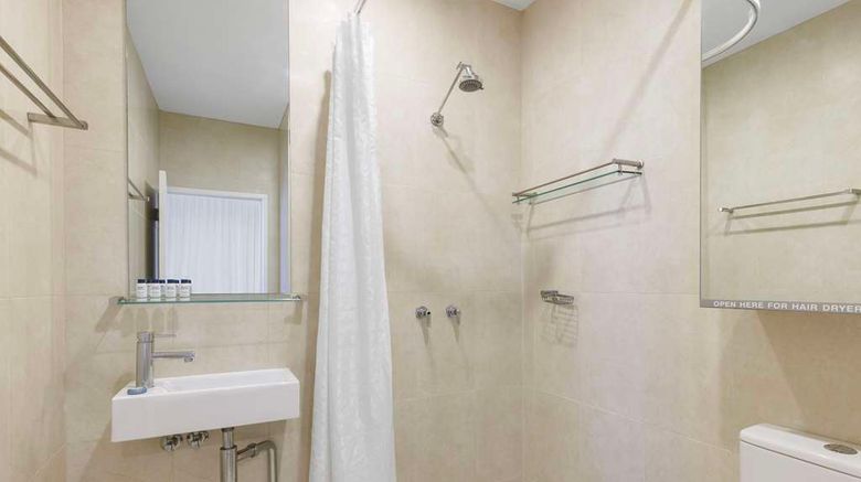 <b>Oaks Melbourne on Collins Street Room</b>. Images powered by <a href="https://iceportal.shijigroup.com/" title="IcePortal" target="_blank">IcePortal</a>.