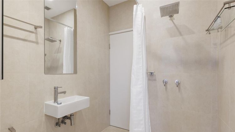 Oaks Melbourne on Collins Street Room