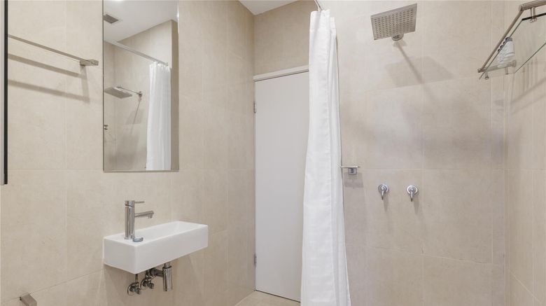 <b>Oaks Melbourne on Collins Street Room</b>. Images powered by <a href="https://iceportal.shijigroup.com/" title="IcePortal" target="_blank">IcePortal</a>.