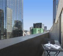 Oaks Melbourne on Collins Street Exterior