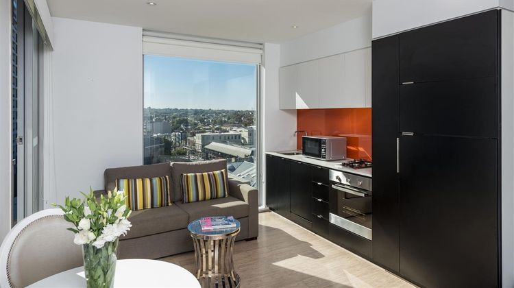 Oaks Melbourne South Yarra Suites Room