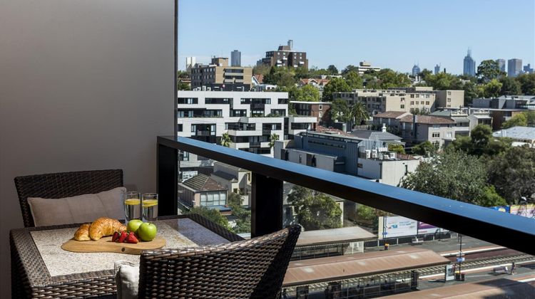 Oaks Melbourne South Yarra Suites Room