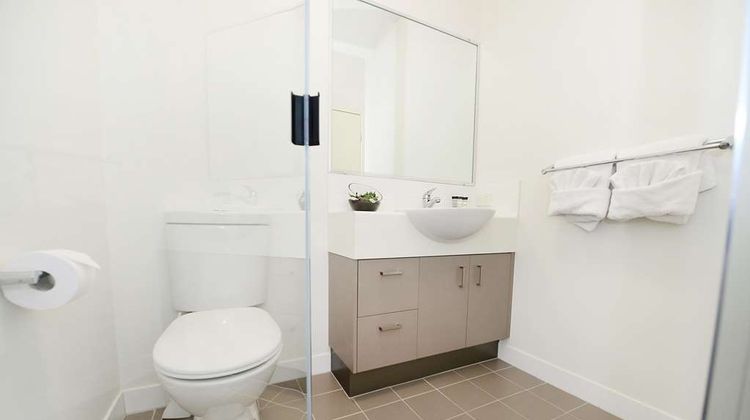 Oaks Middlemount Suites Room