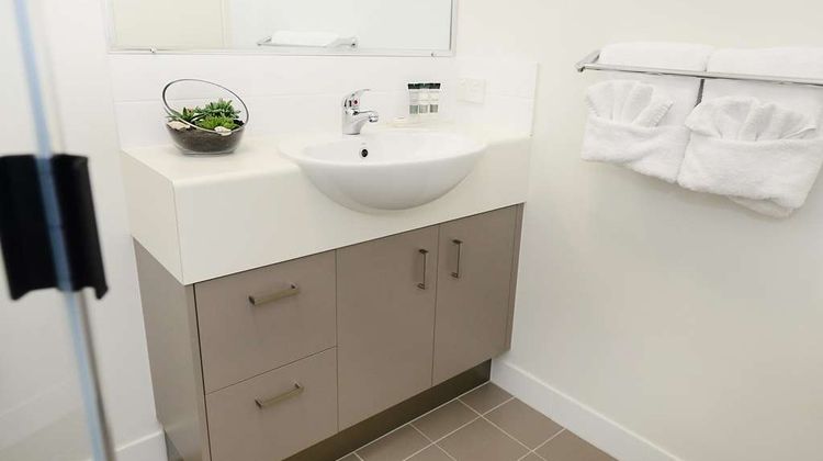 Oaks Middlemount Suites Room