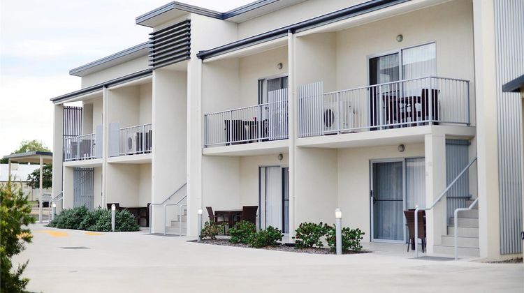Oaks Middlemount Suites Exterior