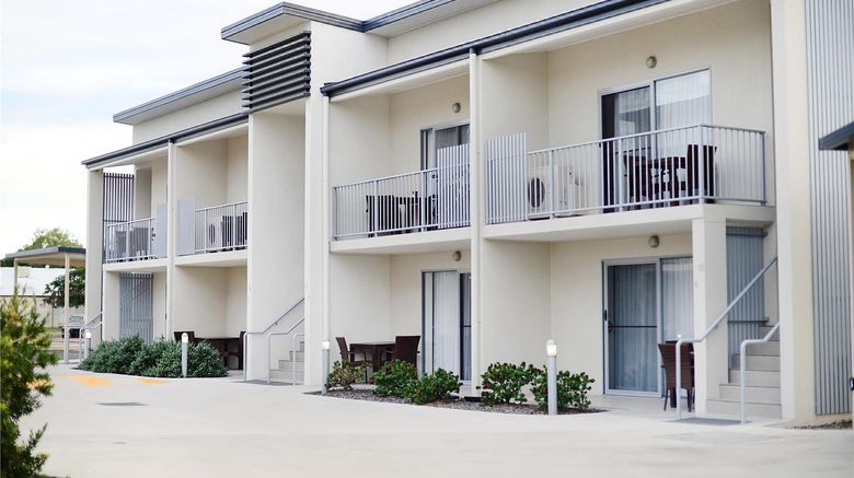 <b>Oaks Middlemount Suites Exterior</b>. Images powered by <a href="https://iceportal.shijigroup.com/" title="IcePortal" target="_blank">IcePortal</a>.