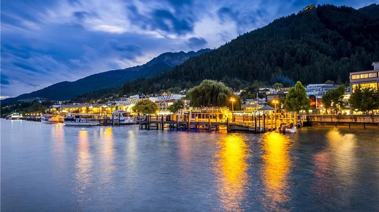 Oaks Queenstown Shores Resort Exterior