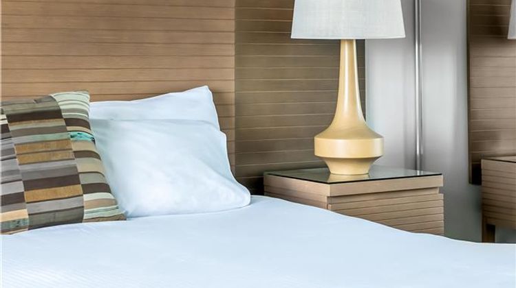 Oaks Redcliffe Mon Komo Suites Room