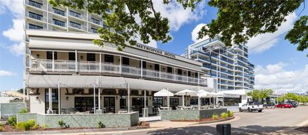 Oaks Townsville Metropole Hotel Exterior