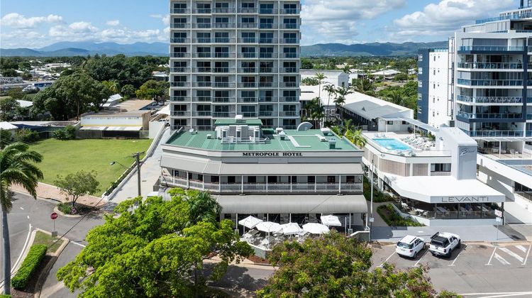 Oaks Townsville Metropole Hotel Exterior