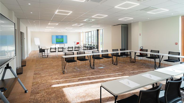 <b>Sure Hotel by BW Les Portes de Montauban Meeting</b>. Images powered by <a href="https://iceportal.shijigroup.com/" title="IcePortal" target="_blank">IcePortal</a>.