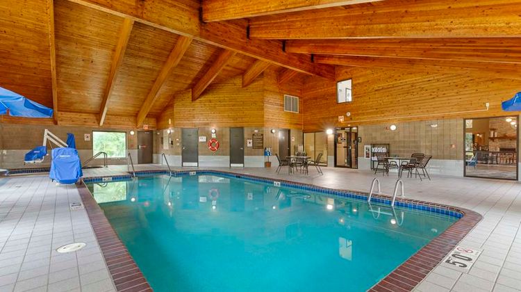 Quality Inn Oshkosh Pool