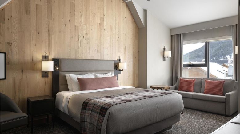 <b>Peaks Hotel and Suites Suite</b>. Images powered by <a href="https://iceportal.shijigroup.com/" title="IcePortal" target="_blank">IcePortal</a>.