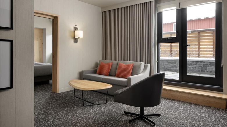 <b>Peaks Hotel and Suites Suite</b>. Images powered by <a href="https://iceportal.shijigroup.com/" title="IcePortal" target="_blank">IcePortal</a>.