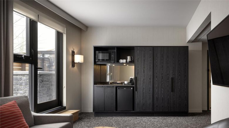 <b>Peaks Hotel and Suites Suite</b>. Images powered by <a href="https://iceportal.shijigroup.com/" title="IcePortal" target="_blank">IcePortal</a>.