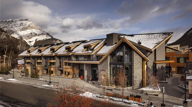 Peaks Hotel and Suites Exterior